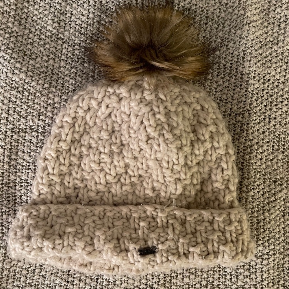 🖤🤍 winter pom hat